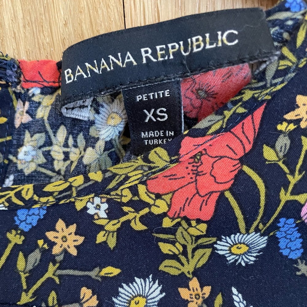 BANANA REPUBLIC Black Floral Blouse petite xs - Picture 8 of 9